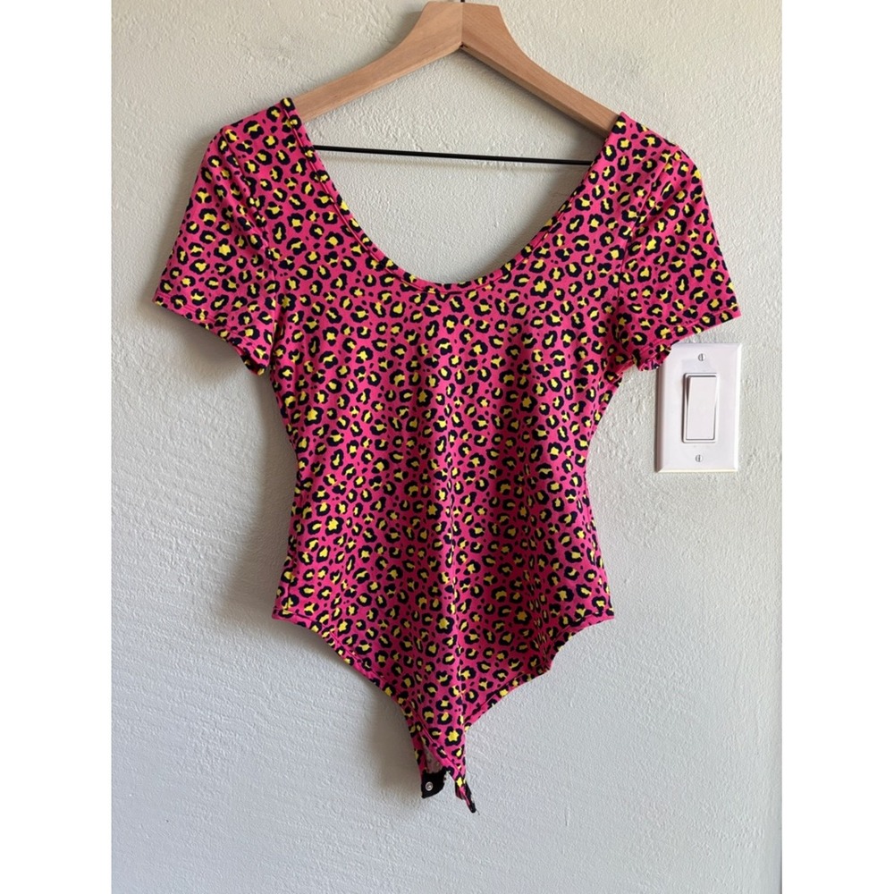 Cozy Casual Neon Pink Leopard Scoop Neck Bodysuit Top S Like New - Picture 5 of 5